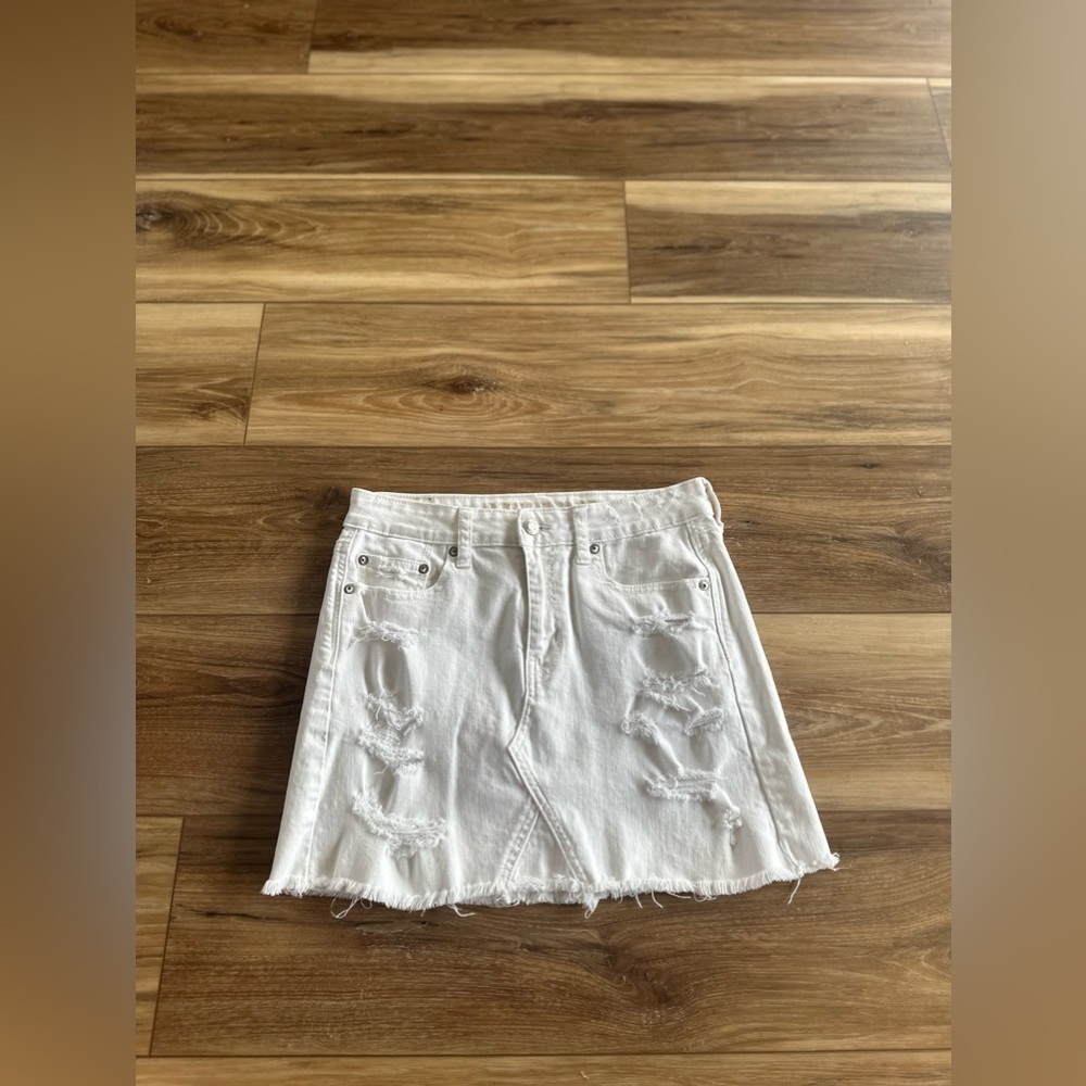 American Eagle, outfitters stretch white distressed jeans skirt size 4 - Picture 1 of 4
